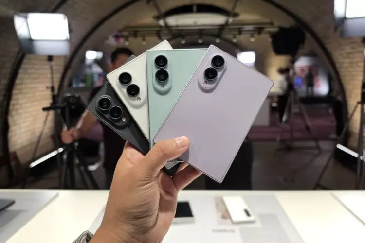 Seseorang memegang beberapa varian warna Galaxy Z Fold8 Ultra secara bersamaan