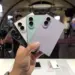 Seseorang memegang beberapa varian warna Galaxy Z Fold8 Ultra secara bersamaan