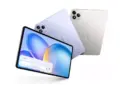 Tablet mid-range Infinix dalam dua warna (biru muda dan perak) dengan modul kamera belakang berbentuk lingkaran. Layar tablet menampilkan antarmuka pemutar musik.