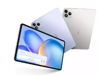 Tablet mid-range Infinix dalam dua warna (biru muda dan perak) dengan modul kamera belakang berbentuk lingkaran. Layar tablet menampilkan antarmuka pemutar musik.