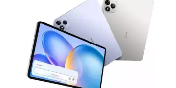 Tablet mid-range Infinix dalam dua warna (biru muda dan perak) dengan modul kamera belakang berbentuk lingkaran. Layar tablet menampilkan antarmuka pemutar musik.