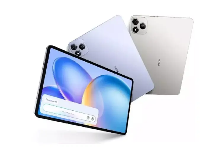 Tablet mid-range Infinix dalam dua warna (biru muda dan perak) dengan modul kamera belakang berbentuk lingkaran. Layar tablet menampilkan antarmuka pemutar musik.