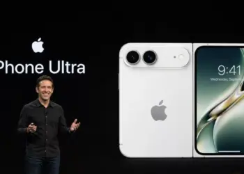 Presentasi panggung dengan teks iPhone Ultra di sebelah gambar render resmi perangkat varian warna putih perak.
