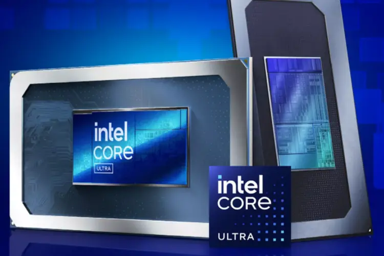 Logo resmi Intel Core Ultra bersama dengan wujud chip prosesor berlatar belakang biru.