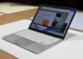 Detail layar retina dan keyboard putih minimalis dari MacBook Neo A19 Pro di atas meja demonstrasi.