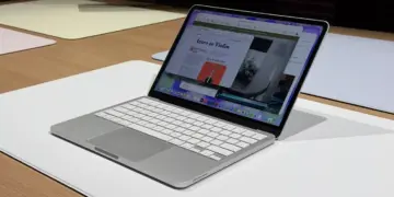 Detail layar retina dan keyboard putih minimalis dari MacBook Neo A19 Pro di atas meja demonstrasi.