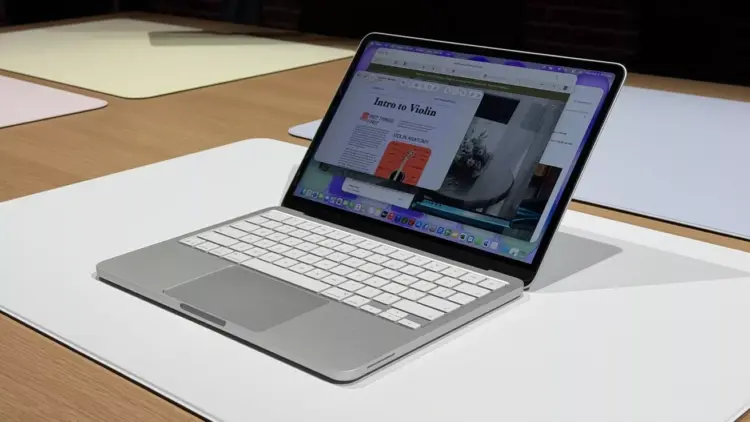 Detail layar retina dan keyboard putih minimalis dari MacBook Neo A19 Pro di atas meja demonstrasi.
