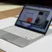 Detail layar retina dan keyboard putih minimalis dari MacBook Neo A19 Pro di atas meja demonstrasi.