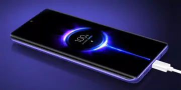 Cukup colok sebentar, fitur Charge Turbo pada jajaran HP fast charging ini membuat indikator langsung menyentuh angka 100%.