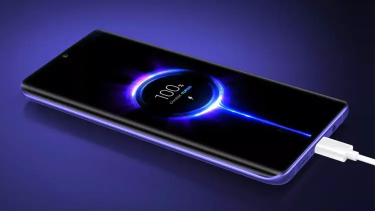 Cukup colok sebentar, fitur Charge Turbo pada jajaran HP fast charging ini membuat indikator langsung menyentuh angka 100%.