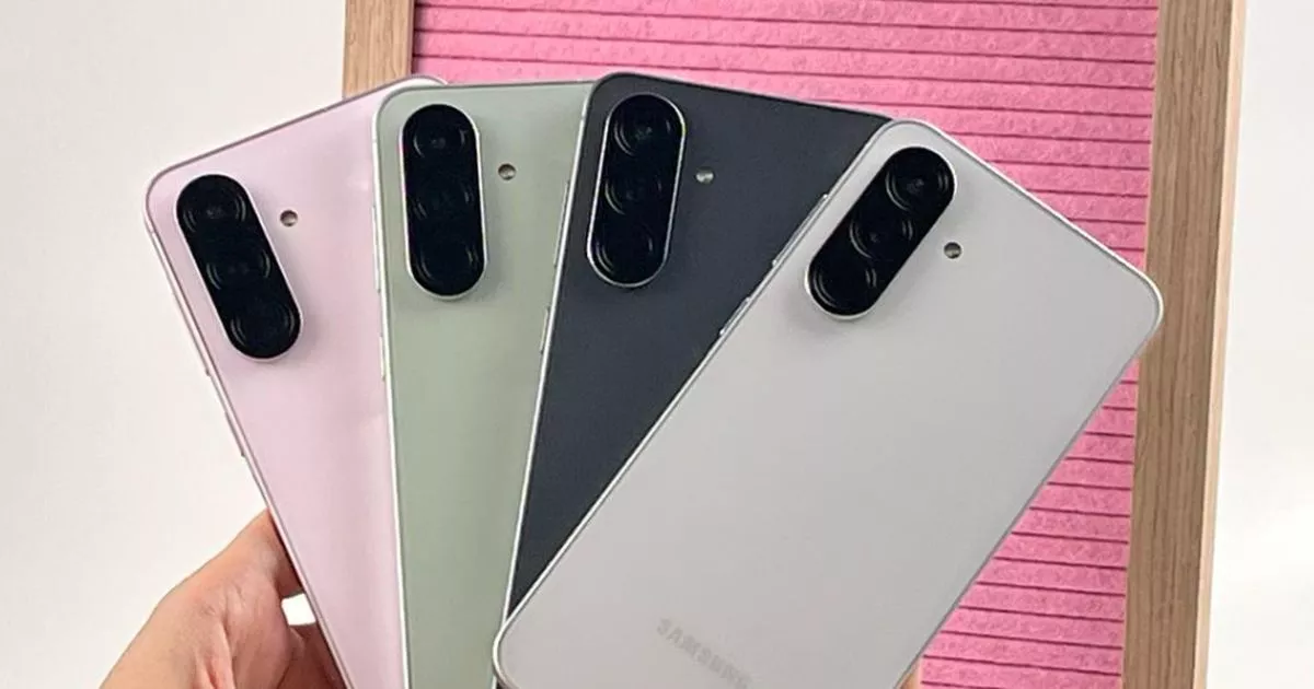 Genggaman tangan memamerkan empat varian warna HP Samsung Galaxy dengan desain kamera vertikal yang modern.