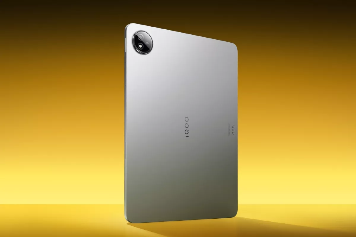 Sudut pandang tiga perempat dari panel bodi belakang tablet iQOO Pad 5c berwarna abu-abu metalik dengan logo minimalis di bagian tengah.
