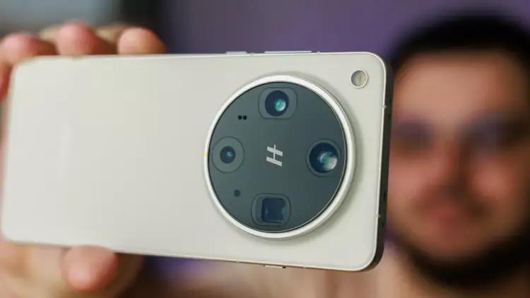 Dilengkapi dengan optimasi sensor mutakhir, HP kamera 200MP dari lini flagship ini siap memanjakan para pencinta fotografi mobile.