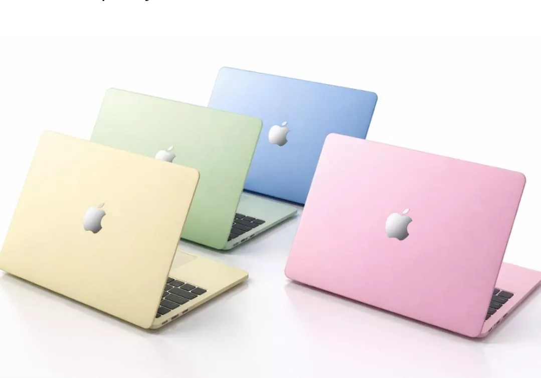 Empat unit laptop MacBook berwarna pastel dengan logo Apple ikonik di bagian penutup bodi belakang.