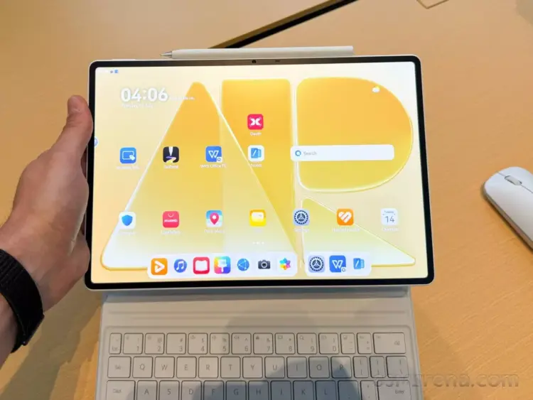 Tampilan layar utama antarmuka tablet Huawei MatePad Air 2026 dengan berbagai ikon aplikasi dan aksesori M-Pencil