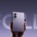 Tampilan bodi belakang Samsung Galaxy Z Fold8 Series warna ungu elegan dalam genggaman tangan.