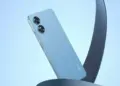 Bagian belakang HP OPPO 2 jutaan warna biru muda bertekstur dengan dua lingkaran kamera AI.
