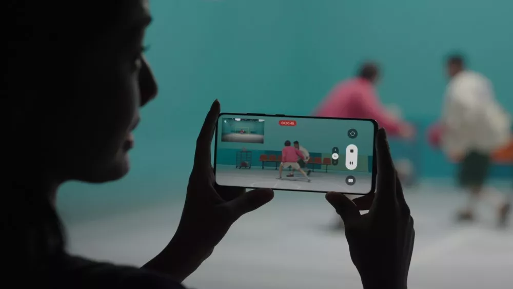 Seseorang merekam kegiatan olahraga menggunakan smartphone yang ditenagai sensor kamera HP flagship.