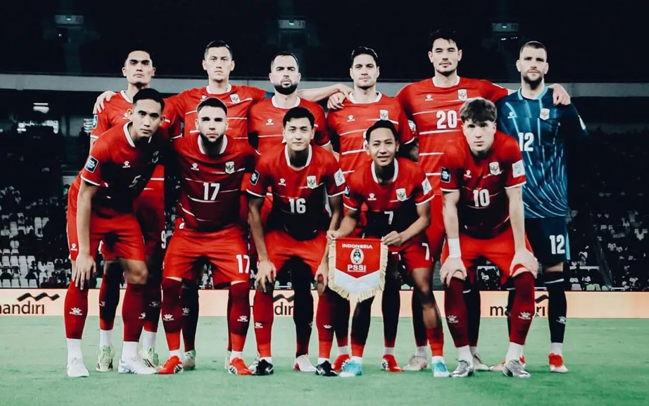 Foto bersama starting XI Timnas Indonesia sebelum bertanding dalam laga Timnas Indonesia vs Kamboja