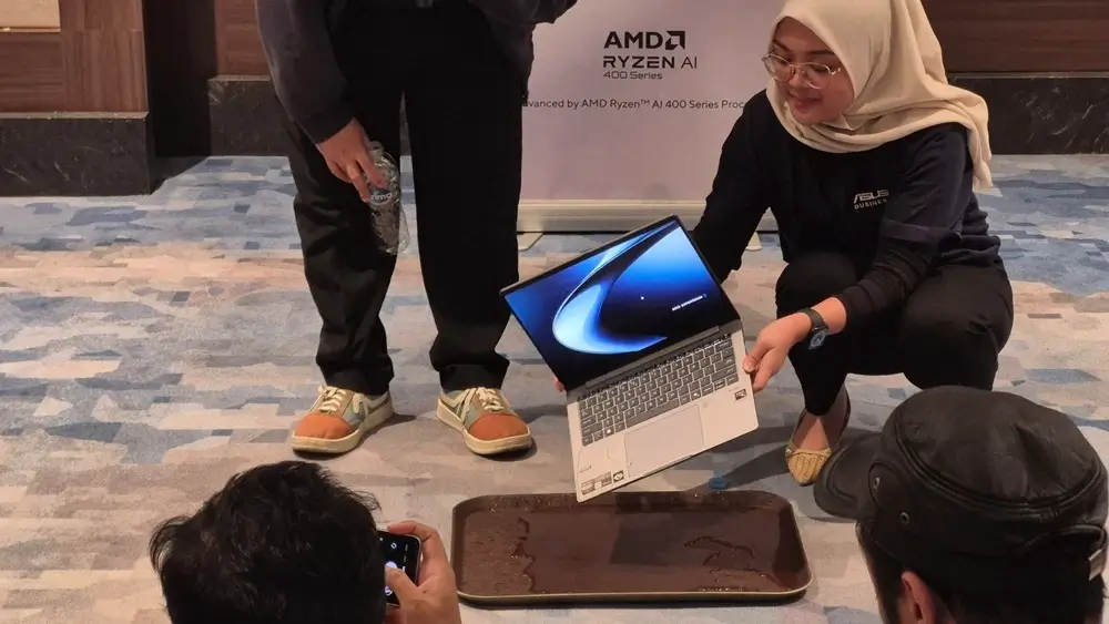 Pengujian ketahanan fisik laptop ASUS ExpertBook P5 G2 standar militer terhadap tumpahan air.