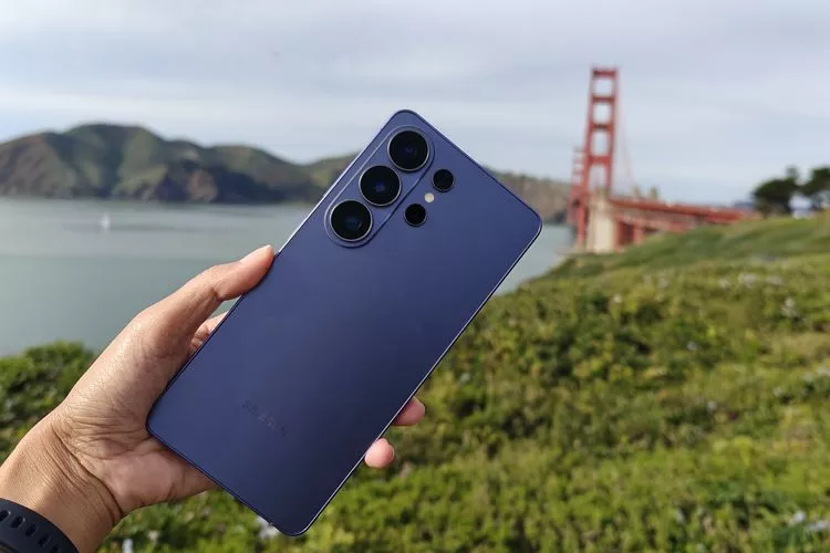 Perangkat Samsung Galaxy Ultra, pionir HP kamera 200MP terbaik dengan susunan lensa vertikal yang minimalis.