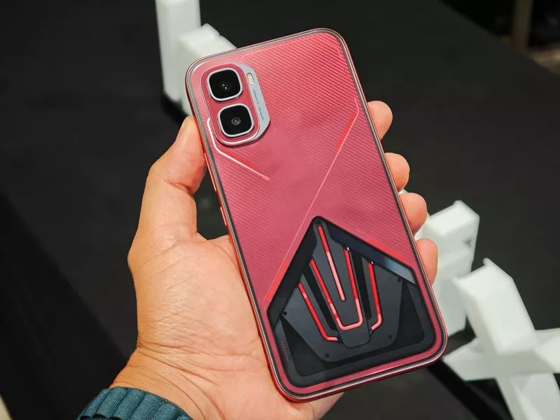 Hands-on HP Infinix seri gaming warna merah menyala dengan casing bertekstur cyber mecha dan strip lampu LED oranye.