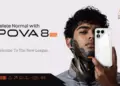 Banner promosi Tecno Pova 8 5G menampilkan seorang pria bermodel rambut ikal mengenakan kostum pelindung leher futuristik mecha sambil memegang smartphone.