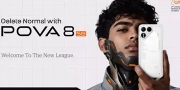 Banner promosi Tecno Pova 8 5G menampilkan seorang pria bermodel rambut ikal mengenakan kostum pelindung leher futuristik mecha sambil memegang smartphone.