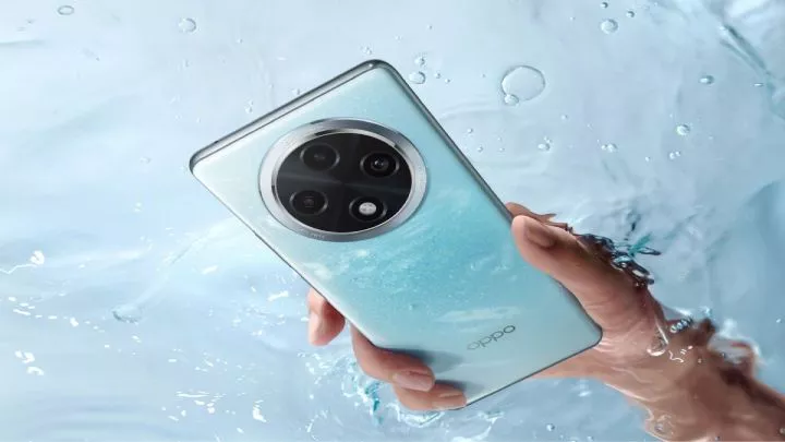 HP OPPO 2 jutaan warna hijau muda dengan modul kamera bulat besar saat dipegang di dalam air.