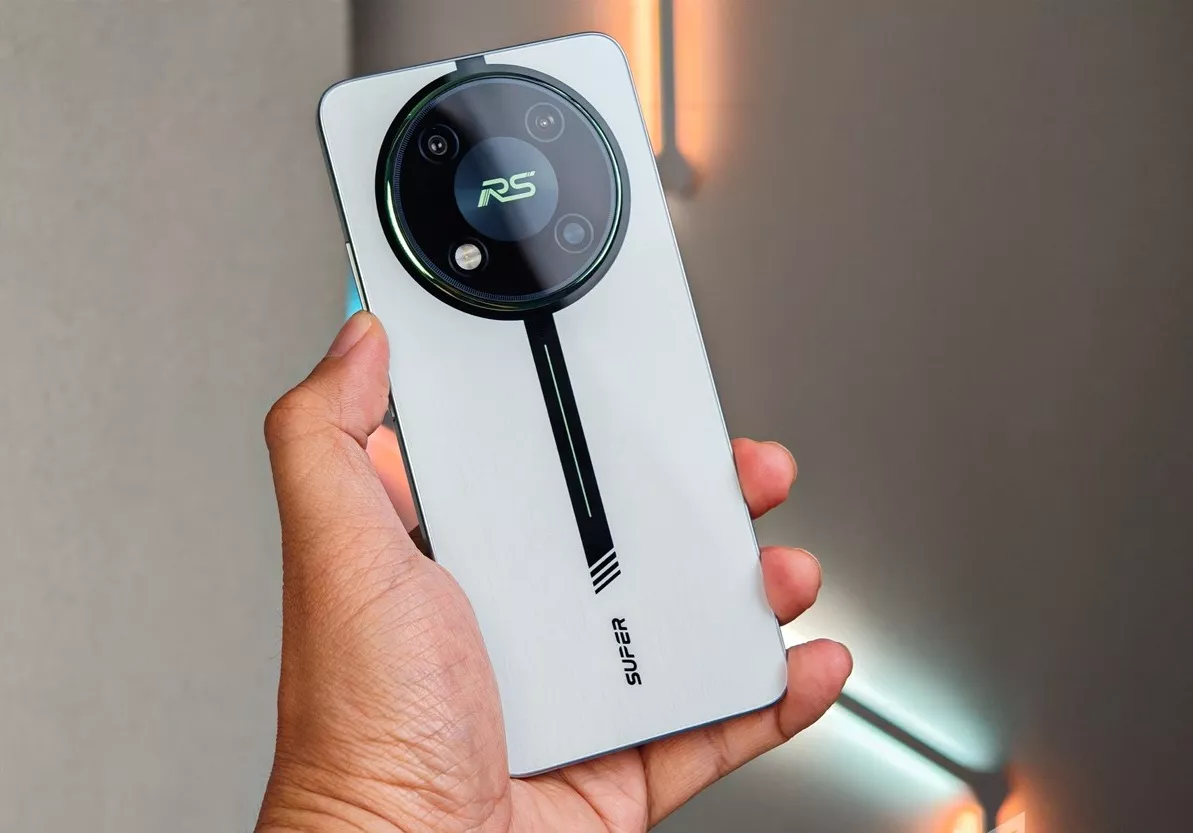 HP Itel RS4 warna silver dengan modul kamera bulat bergaya racing saat digenggam.