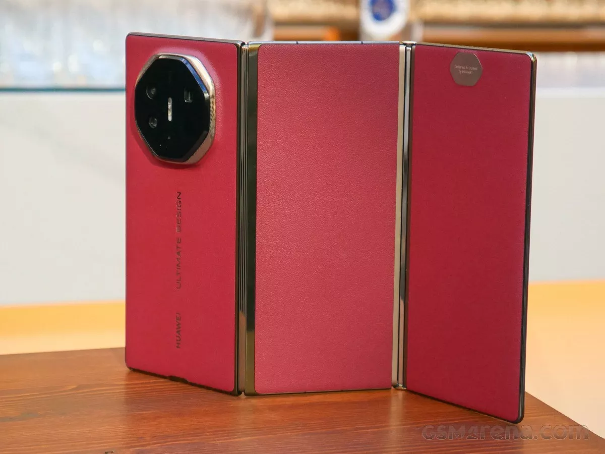 Huawei Mate XT2 dengan desain layar lipat tiga berwarna merah dan bingkai emas
