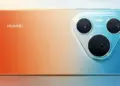 Tampilan panel belakang Huawei Pura 90S dengan gradasi warna oranye ke biru laut dan modul kamera XMAGE berbentuk segitiga unik.