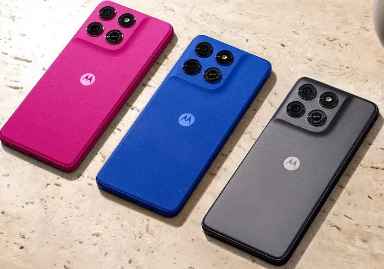 Tiga pilihan warna Motorola Moto G77 Power dengan varian warna merah muda magenta, biru elektrik, dan abu-abu gelap bertekstur kulit premium.