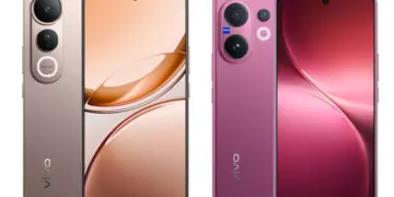 Perbandingan bodi depan dan belakang Vivo V Series warna emas kecokelatan berdampingan dengan varian warna magenta yang dilengkapi kamera ZEISS. harga HP Vivo