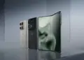 Tiga unit Motorola Razr Fold yang diposisikan berdiri, menampilkan opsi warna putih, warna hitam dengan tekstur mecha, serta satu unit dalam kondisi layar utama terbuka setengah.