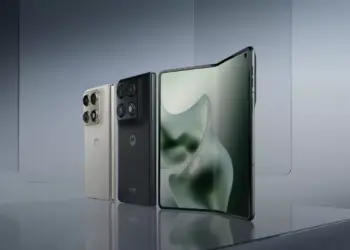 Tiga unit Motorola Razr Fold yang diposisikan berdiri, menampilkan opsi warna putih, warna hitam dengan tekstur mecha, serta satu unit dalam kondisi layar utama terbuka setengah.