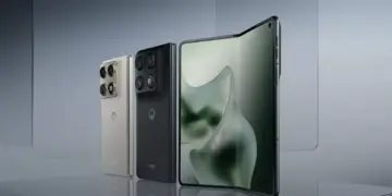 Tiga unit Motorola Razr Fold yang diposisikan berdiri, menampilkan opsi warna putih, warna hitam dengan tekstur mecha, serta satu unit dalam kondisi layar utama terbuka setengah.