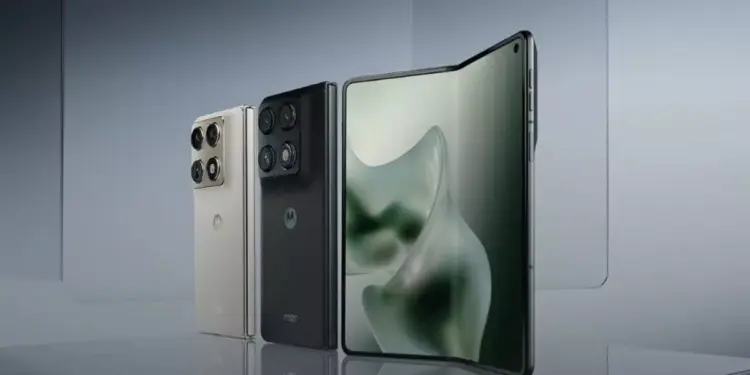 Tiga unit Motorola Razr Fold yang diposisikan berdiri, menampilkan opsi warna putih, warna hitam dengan tekstur mecha, serta satu unit dalam kondisi layar utama terbuka setengah.
