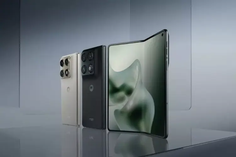 Tiga unit Motorola Razr Fold yang diposisikan berdiri, menampilkan opsi warna putih, warna hitam dengan tekstur mecha, serta satu unit dalam kondisi layar utama terbuka setengah.