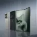 Tiga unit Motorola Razr Fold yang diposisikan berdiri, menampilkan opsi warna putih, warna hitam dengan tekstur mecha, serta satu unit dalam kondisi layar utama terbuka setengah.