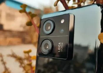 Close up modul kamera belakang HP Xiaomi dengan lensa Leica premium yang bagus untuk foto dan video.