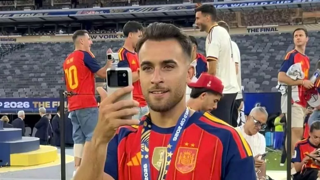 Pemain timnas Spanyol menggunakan Honor Robot Phone untuk berswafoto saat selebrasi juara Piala Dunia 2026.