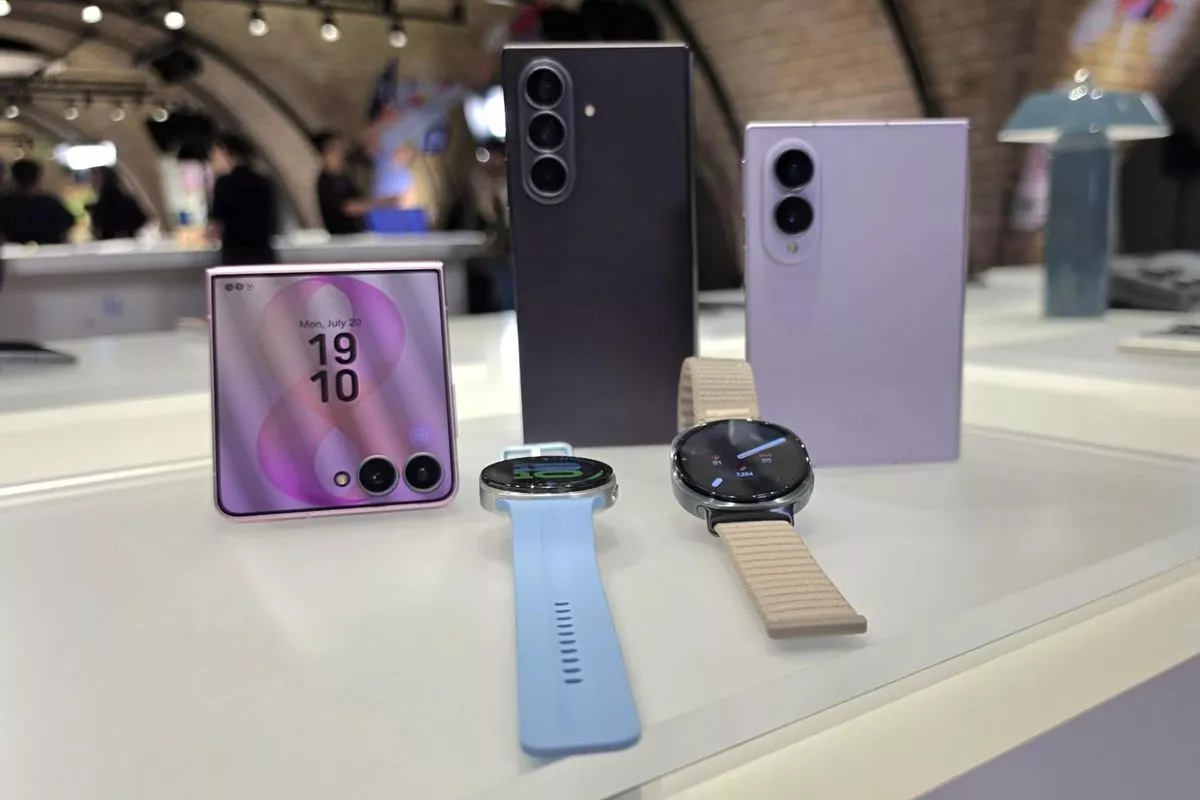 Pilihan jajaran Samsung Galaxy Z Fold8, Z Flip, dan jam tangan pintar Galaxy Watch dipajang di atas meja display.