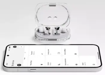 Earphone TWS Nothing Ear (3a) berwarna putih dengan casing transparan terhubung ke smartphone
