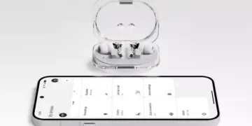 Earphone TWS Nothing Ear (3a) berwarna putih dengan casing transparan terhubung ke smartphone