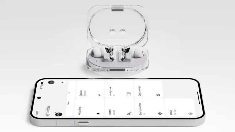 Earphone TWS Nothing Ear (3a) berwarna putih dengan casing transparan terhubung ke smartphone