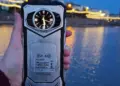 Tampilan belakang HP rugged Doogee S200 berkapasitas baterai besar dengan layar belakang bulat menyerupai jam tangan.