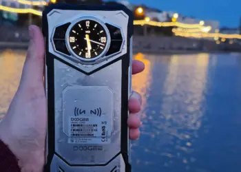 Tampilan belakang HP rugged Doogee S200 berkapasitas baterai besar dengan layar belakang bulat menyerupai jam tangan.