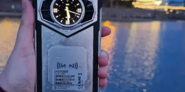 Tampilan belakang HP rugged Doogee S200 berkapasitas baterai besar dengan layar belakang bulat menyerupai jam tangan.