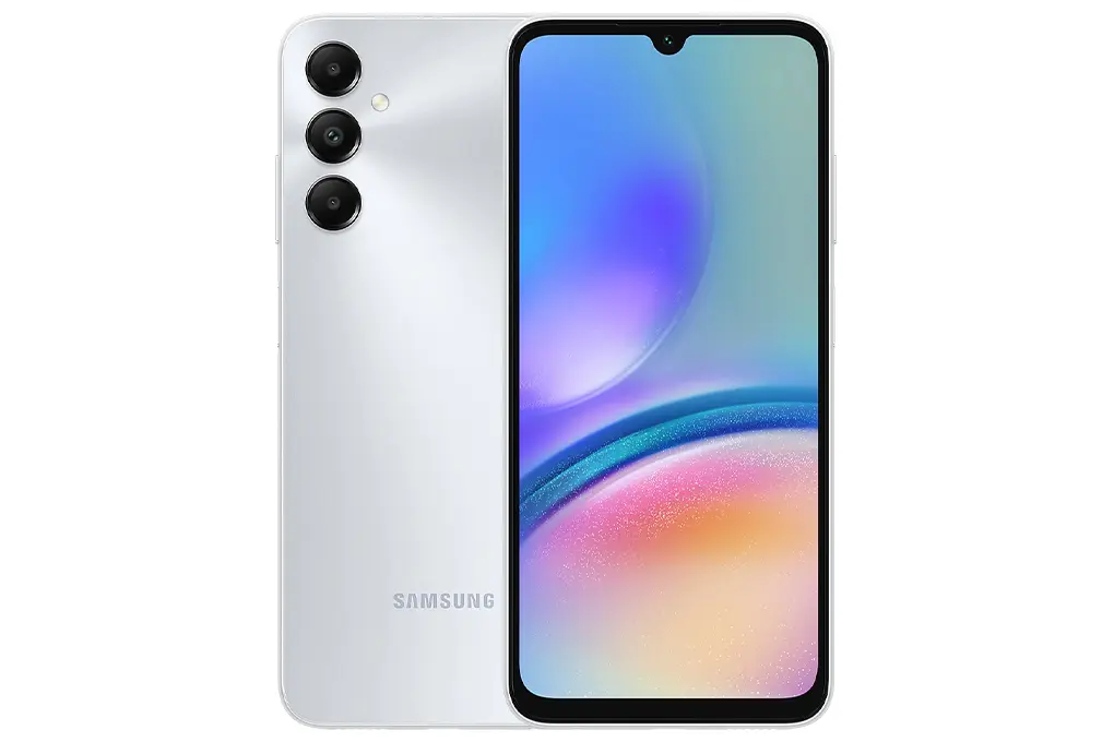 Tampilan sisi depan layar berponi dan sisi belakang dengan tiga kamera vertikal dari smartphone Samsung berwarna putih perak.